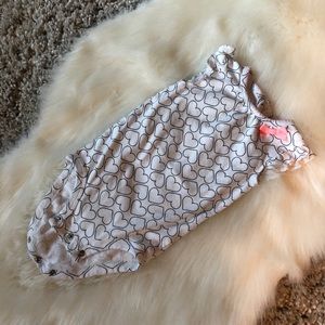💗 NWOT Carter’s Heart onesie, 9 month